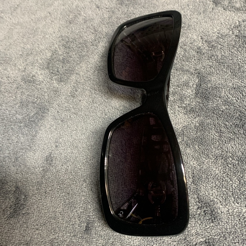 CHANEL Black & Tortoiseshell Rectangular Logo Sunglasses - Picture 16 of 16